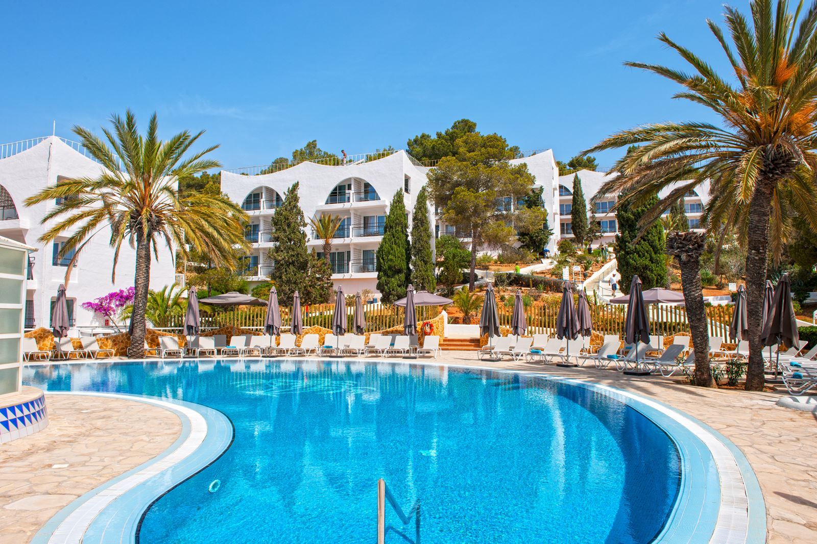 Het 4-sterren Marble Stella Maris Ibiza ligt op een met pijnbomen begroeide heuvel en wordt omgeven door een mooie mediterrane tuin. Twee prachtige zandstranden in de schilderachtige baaien Cala.
